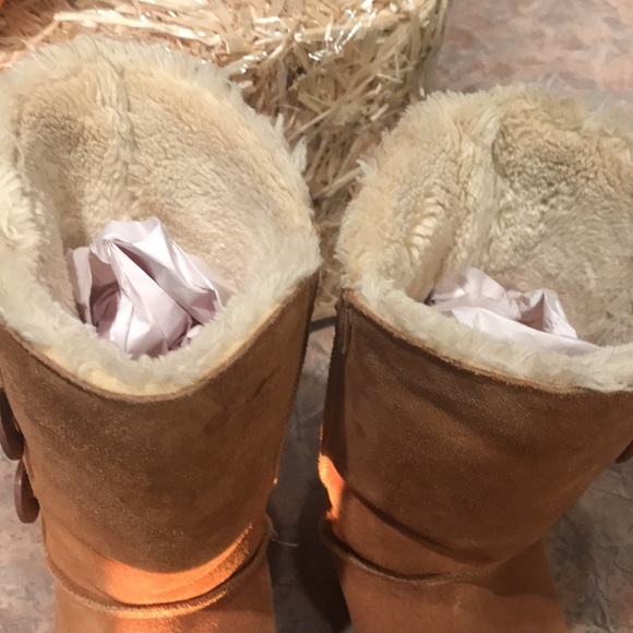 UGG classic shearling lined boots - Picture 2 of 14
